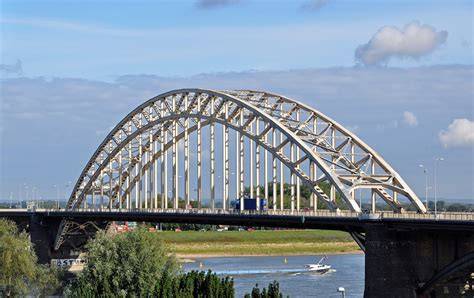 Waalbrug Nijmegen overzicht en iconische faciiliteiten