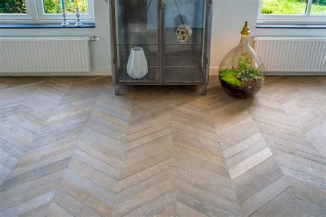 Een selectie van diverse houten parketvloeren in verschillende patronen en afwerkingen