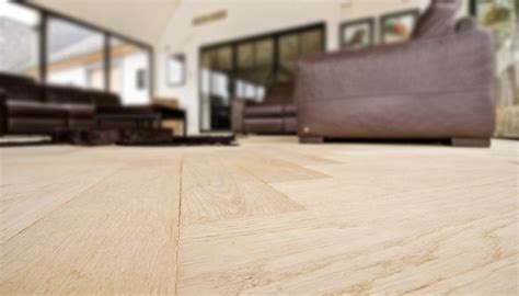 Interieur van de vernieuwde showroom van Laminaat en Parket Amsterdam met diverse vloertypes