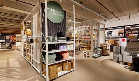 Vliesbehang met okergele palmbomenprint van Kwantum