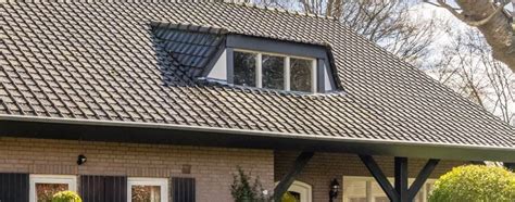 Illustratie van een woning met een dakkapel op het schuine dakvlak.