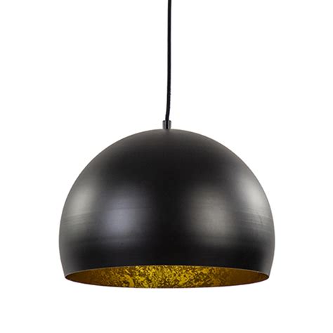 Foto van een zwarte plafondlamp met gouden binnenkant boven een eettafel