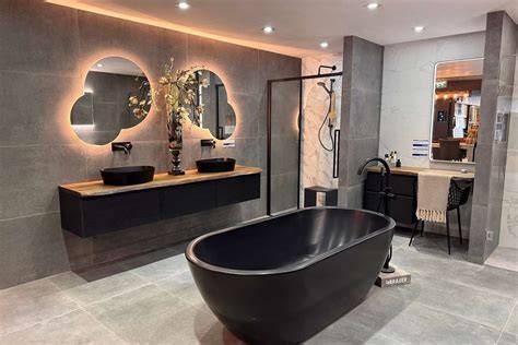 Afbeelding van een grote badkamer-showroom met diverse opstellingen en A-merken
