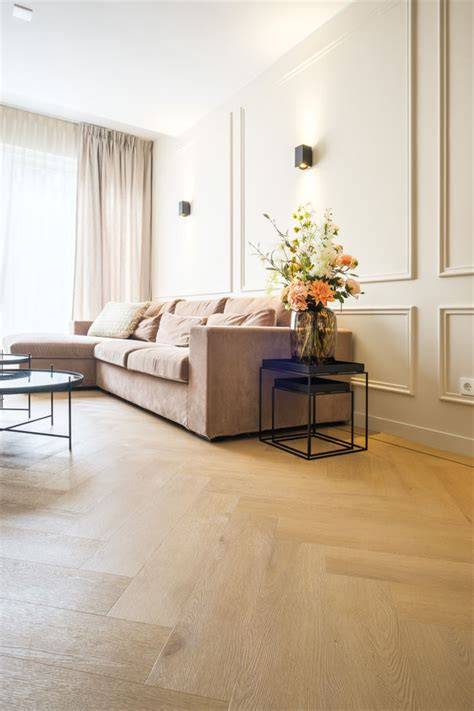 Afbeelding: Voorbeeld van hoge plinten in een modern interieur