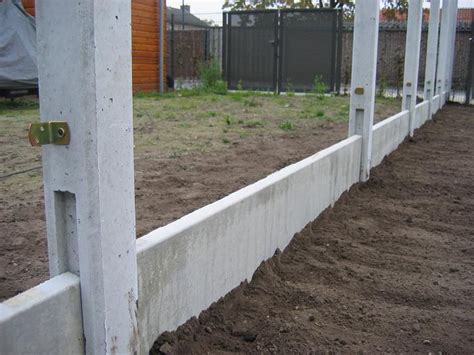 Schema van houten schuttingdelen, palen, betonnen platen en L-beslag