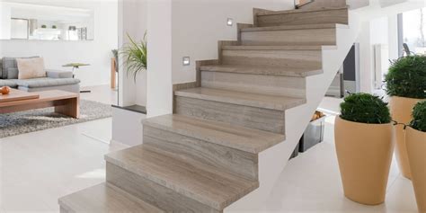 Visuele weergave van een moderne woonkamer met een betonnen trap bekleed met natuursteen.