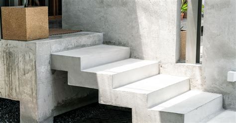 Schematische weergave van een betonnen trap met genummerde treden en stootborden.