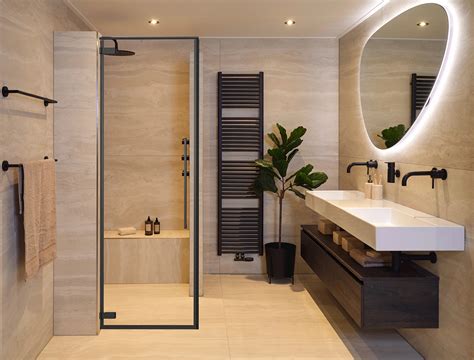 Beige badkamer visualisatie met zandkleurige tegels, houten meubels en zwarte accenten