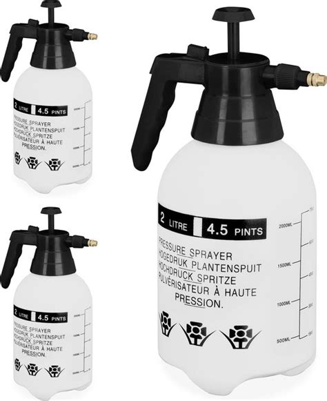 illustratie van het gebruik van een plantenspuit met azijnoplossing op een douchewand
