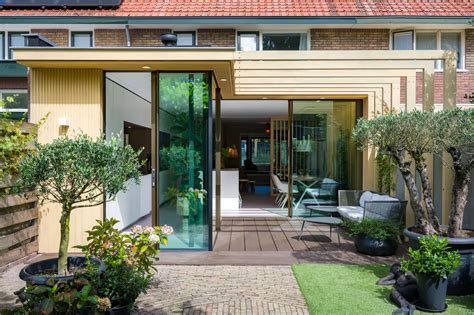 Schematische weergave van de uitbreiding van een bestaande woning aan de achterzijde, waarbij de uitbouw geïntegreerd wordt in het hoofdvolume.