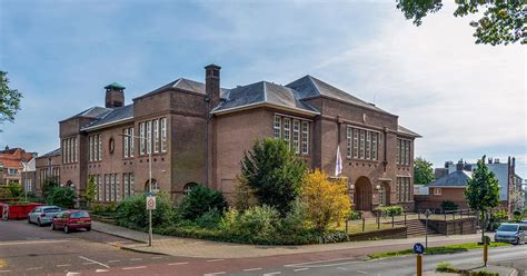 Een overzicht van het gemoderniseerde onderwijscomplex van Rijn IJssel, met een focus op de integratie van historische architectuur met moderne duurzaamheid.