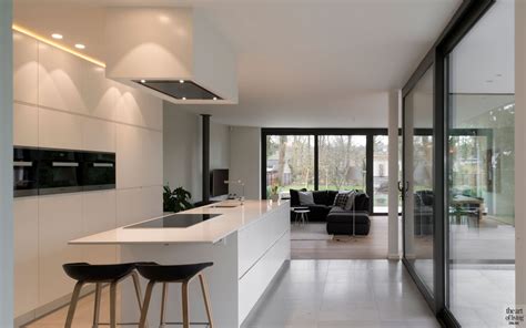 Foto van een gerenoveerde keuken en woonkamer na verbouwing