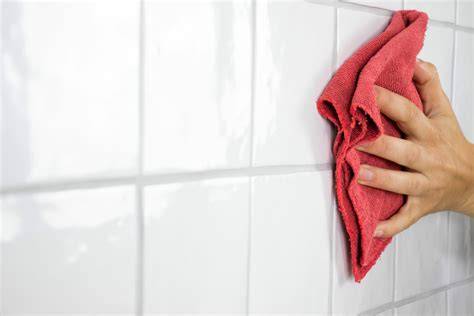Foto: Voor- en na-schoonmaak van tegels met dichte voegen