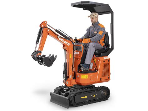 Foto van een minigraver die door een smal tuinpad manoeuvreert