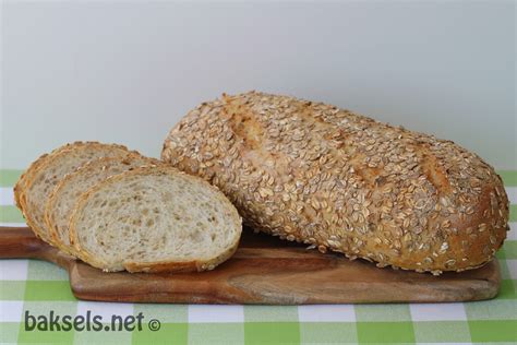 Verpakking van het meergranen vloerbrood met zichtbare granen en zaden
