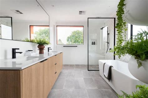 Foto: voorbeelden van tegels voor kleine badkamers (groot formaat, verticale installatie)