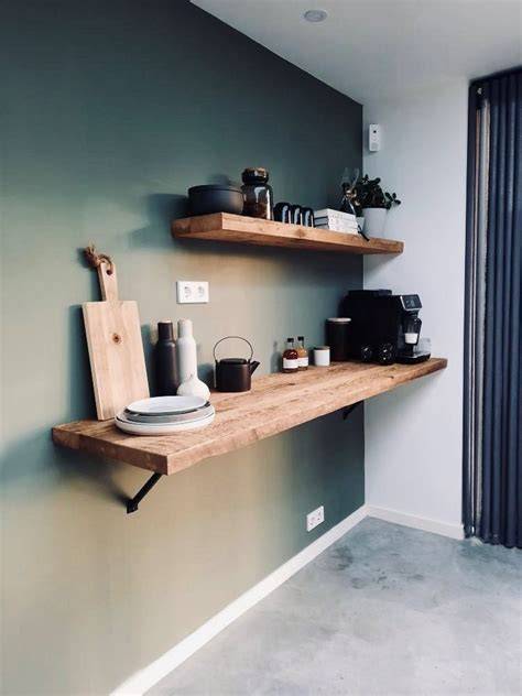Infographic: houten wandplanken in de badkamer met posities boven deur, wastafel en toilet