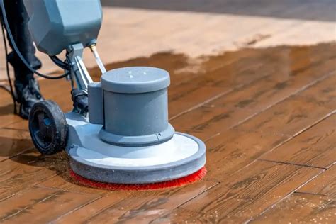 microvezeldoek en houten vloer reinigen