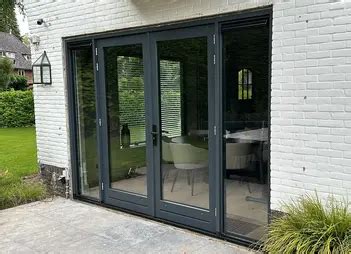 Voorbeeld van moderne aluminium kozijnen in donkergrijs met structuurcoating