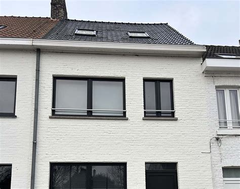 Illustratie van een woning met verhoogde borstwering en aangepaste dakhelling.