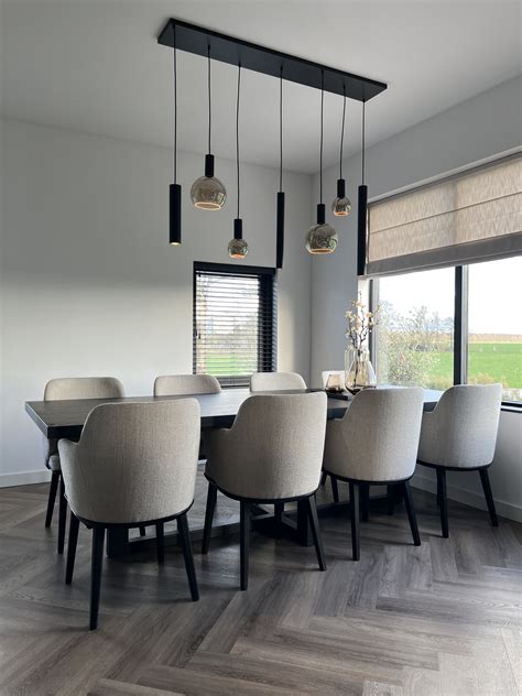 Foto: Lightswing systeem in gebruik boven eettafel