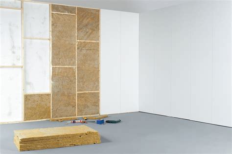 Diagram: Voorzetwand vs. scheidingswand met Acoustifit in vochtige ruimtes