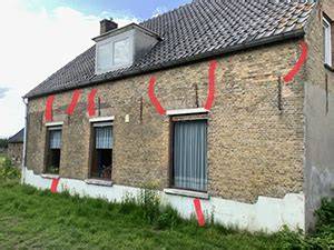 Foto van een woning waarbij funderingsproblemen zijn geconstateerd tijdens de bouwkundige keuring. In het rood is het scheurpatroon gemarkeerd.