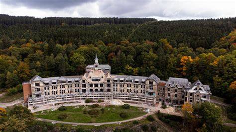 luchtfoto van Sanatorium du Basil en omliggende bossen