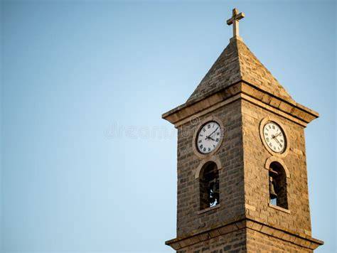 detailfoto klokkentoren en gebogen zuidelijke gevel