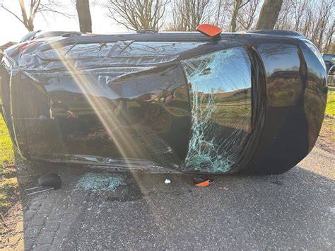 vernielde gang met graffiti en kapotte ruiten