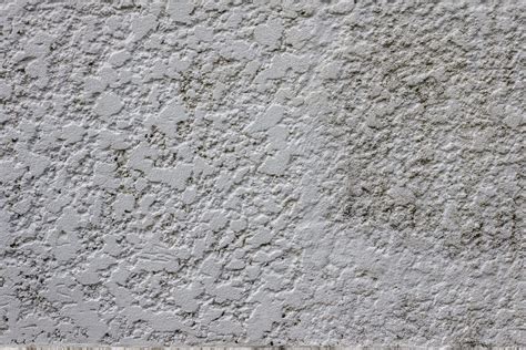 Voorbeeld van een muur bekleed met granol behang, afgewerkt met een neutrale muurverf.