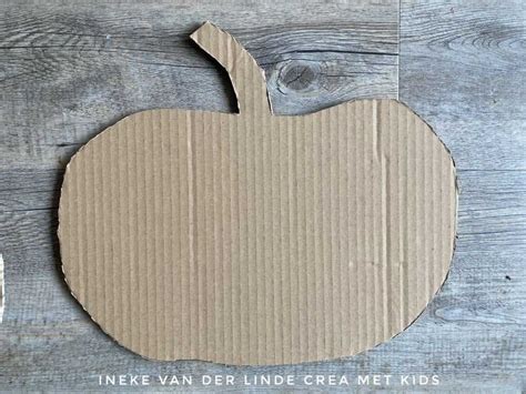 Gedetailleerde illustratie van het beplakken van karton met tape