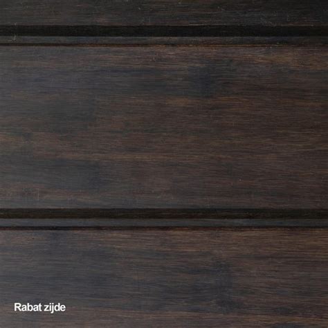 De verkoolde oppervlakte van gebrande bamboe gevelplanken, met nadruk op de textuur en diepzwarte kleur.