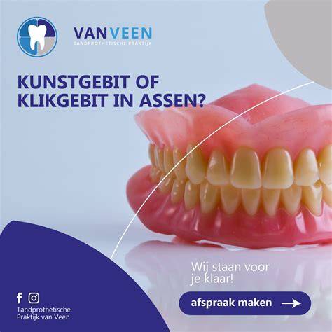 Afbeelding: Voor- en na-beeld van een gereinigd kunstgebit