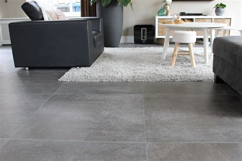 grijze houtlook tegel in moderne woonkamer