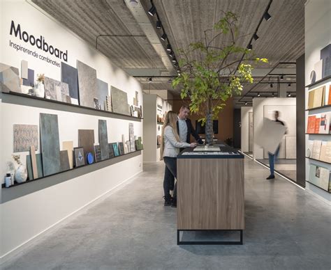 showroom met verschillende grijze houtlook tegels monsters