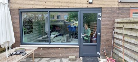 Illustratie van schone, ontvette kozijnen die klaar zijn om geschuurd te worden.