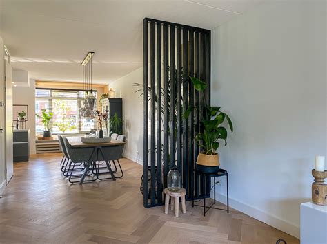 Voorbeeld van een kamer met hoge, decoratieve muurplinten.