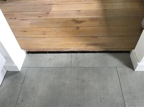 Overgang houten vloer naar chape bij badkamerrenovatie