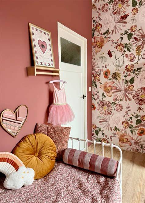Roze kinderkamer met Cream Compote muren en warme accessoires