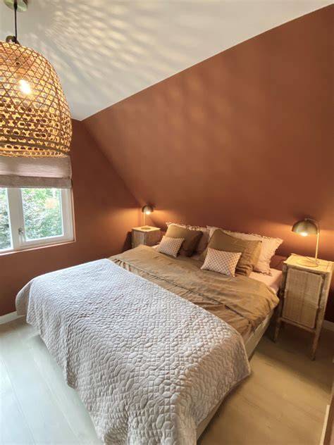 Slaapkamer met kalmerende kleuren en behangaccenten
