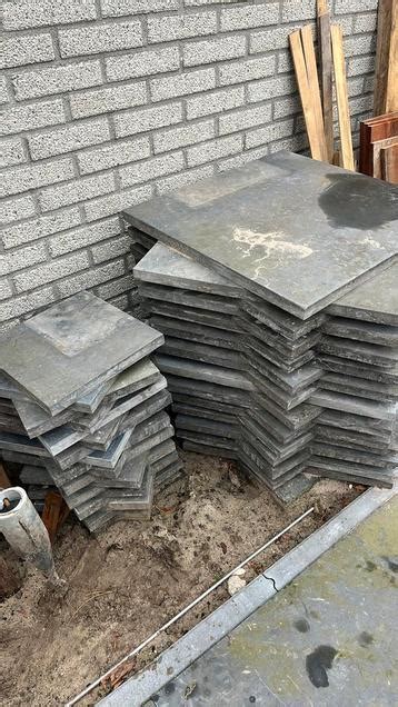 Overzicht van diverse tuintegels in verschillende kleuren en formaten