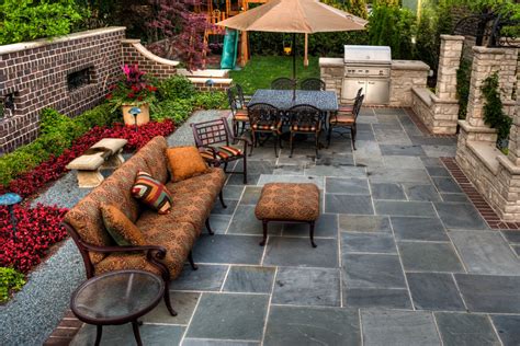 Voorbeeld van een terras met een combinatie van twee verschillende tegelsoorten