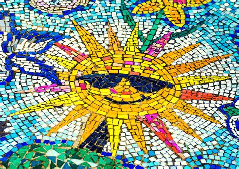 Voorbeeld van een terras met mozaïek tuintegels