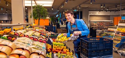 Interieur van een moderne Albert Heijn supermarkt met nadruk op verse producten en ruime gangpaden