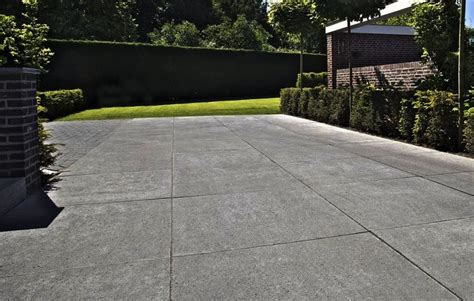 Close-up van Schellevis betontegel in kleur carbon, nadruk op belletjesstructuur