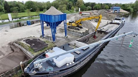 Productieproces: schepen lossen zand en grind, duurzaam aanleveren