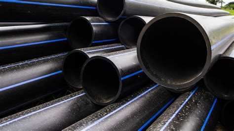 Gedetailleerde afbeelding van een zwarte tyleen leiding met corrosie