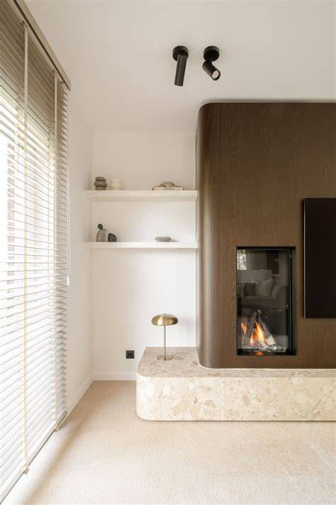 Infographic: vergelijking natuursteen vs keramiek in badkameronderhoud