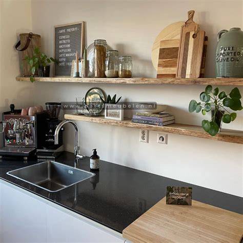 Foto: landelijke keuken met wandplanken en open rekken
